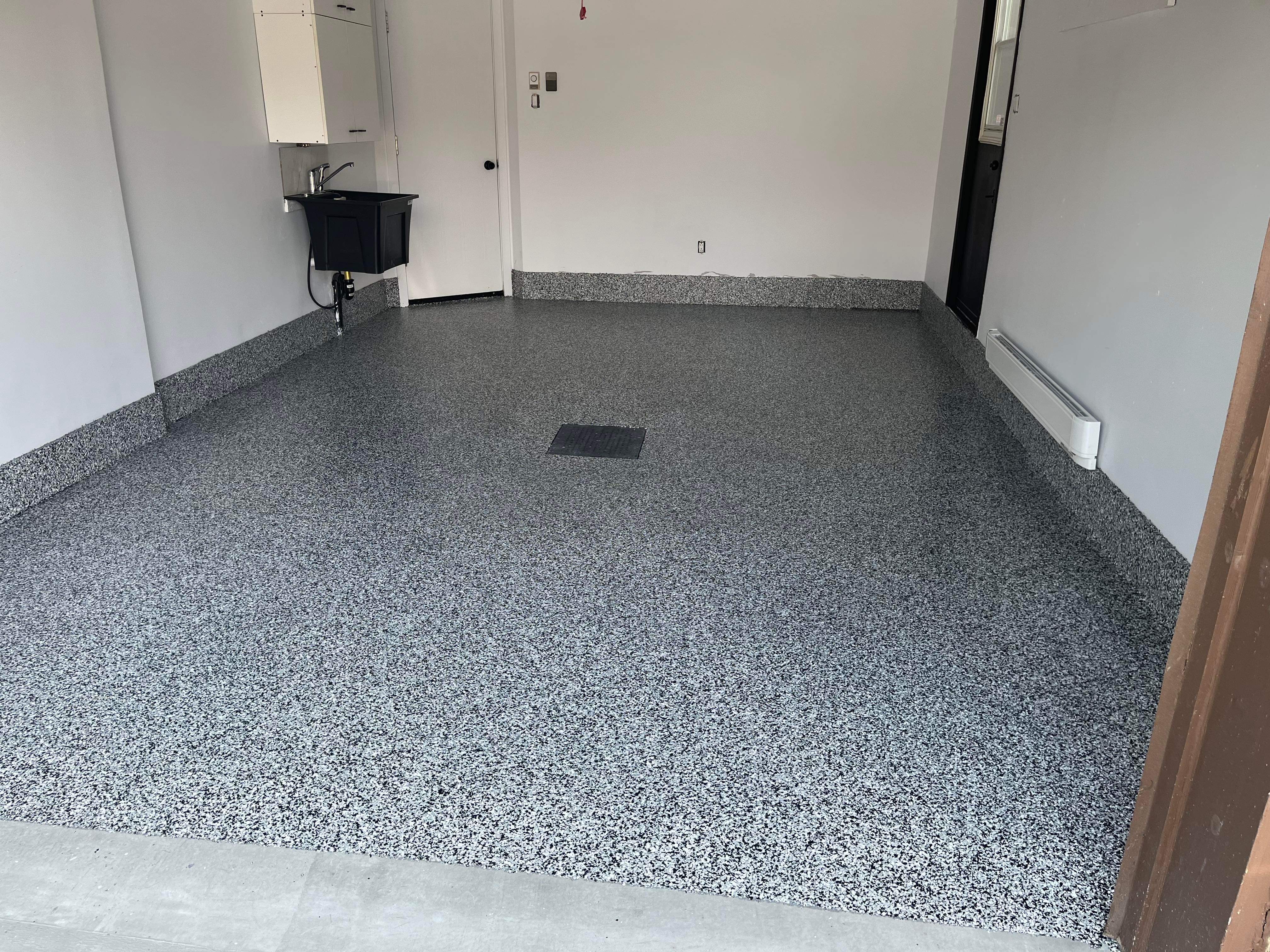 Plancher de garage après l'application de l'époxy